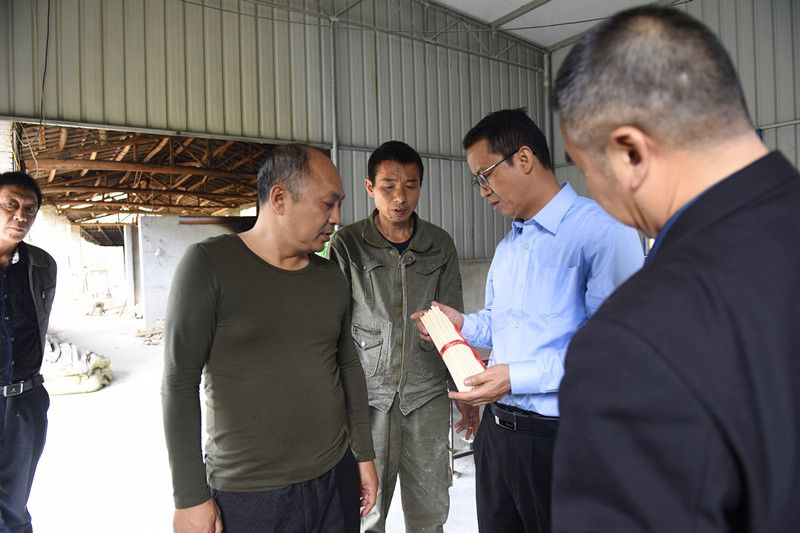 4钟书记在筷子厂调研_副本.jpg