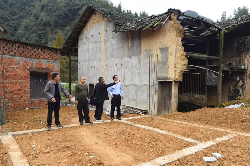 5钟书记要求村委会协调工程队加快进度确保贫困户年前入住新房_副本.jpg