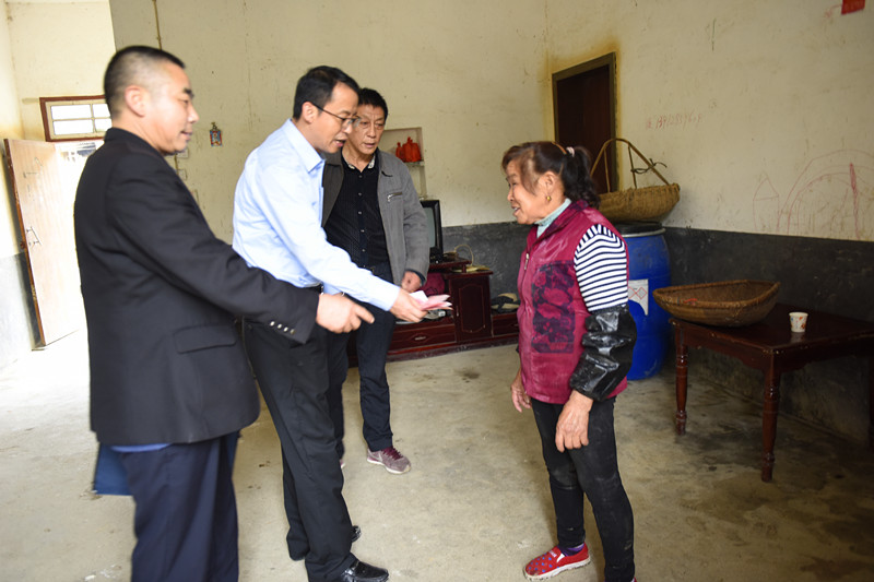 6党组书记钟华岗走访慰问精准扶贫对象户_副本.jpg