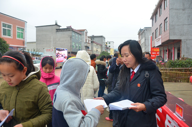 图4.助理审判员熊苑苑发放法律宣传手册_副本.jpg