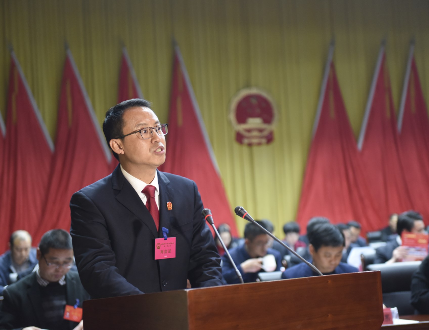 钟华岗院长向大会作报告.jpg
