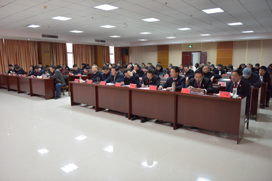 全院干警认真聆听汇报.jpg
