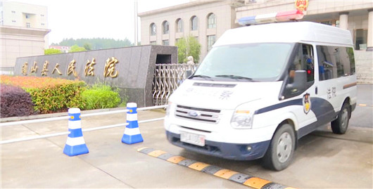 警车出动.jpg