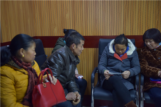 农民工友拿到工资后开心地交谈.jpg