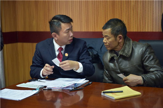 执行员沈纳向工友介绍如何兑换支票.jpg