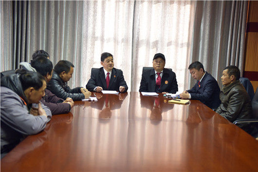 县法院执行局局长周劲松向农民工友通报执行情况.jpg