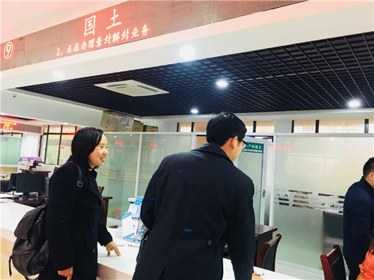 法院干警向不动产登记中心送达协助执行通知书.jpg