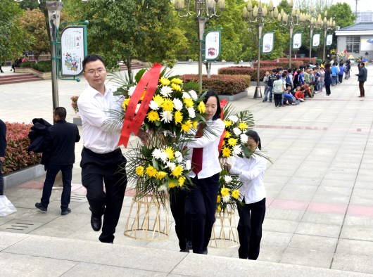 敬献花圈.JPG