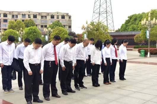 向革命烈士默哀.JPG