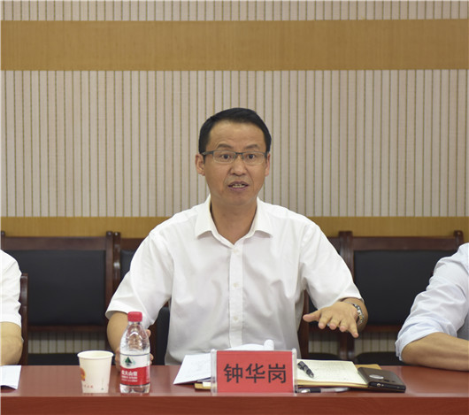 县法院党组书记院长钟华岗_副本.jpg